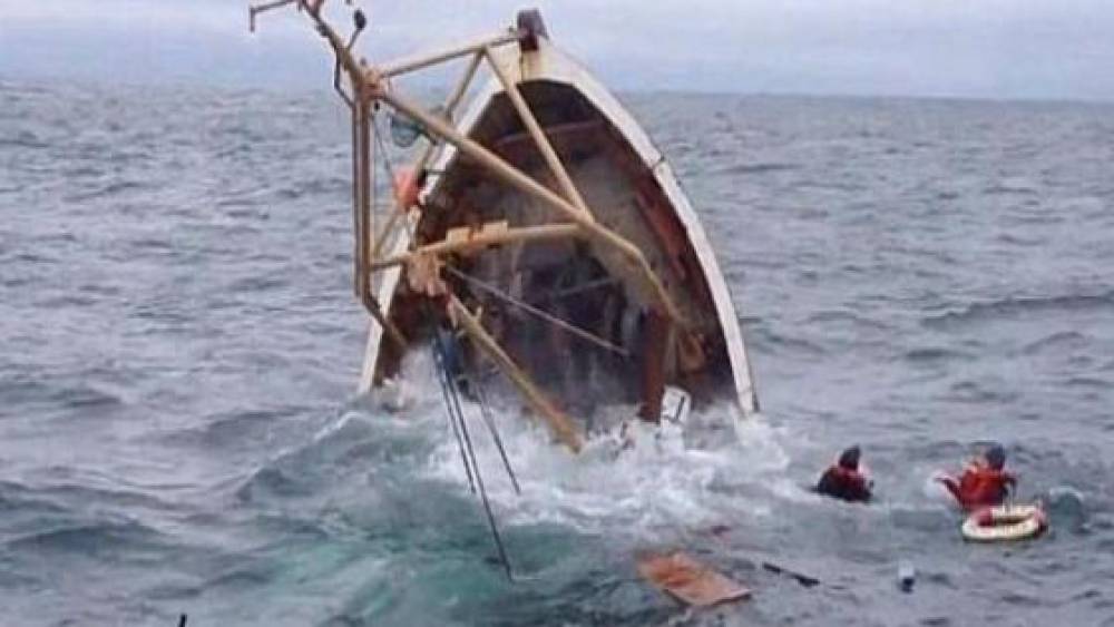 انتشال جثة البحار الثالث بشاطئ تكاض يرفع حصيلة فاجعة انقلاب قارب الصيد إلى ثلاثة قتلى