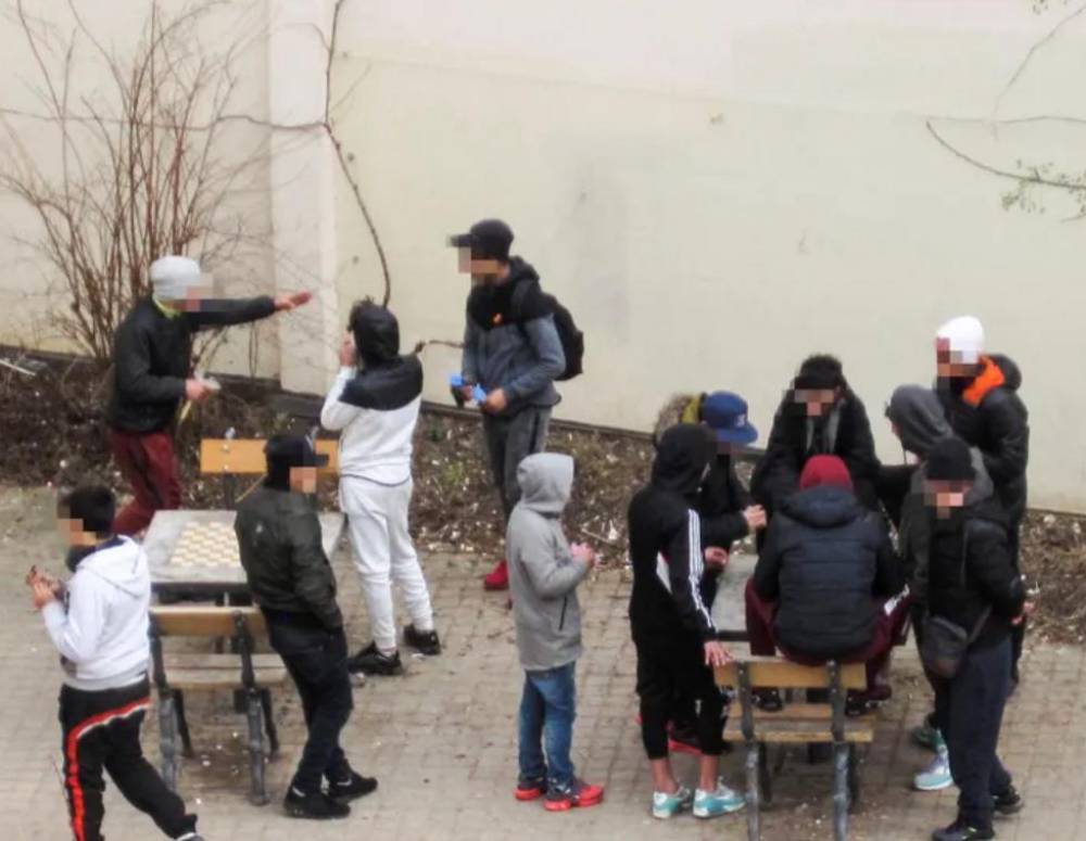 تحديات تواجه القاصرين المغاربة في فرنسا: استغلال إجرامي وحماية قانونية