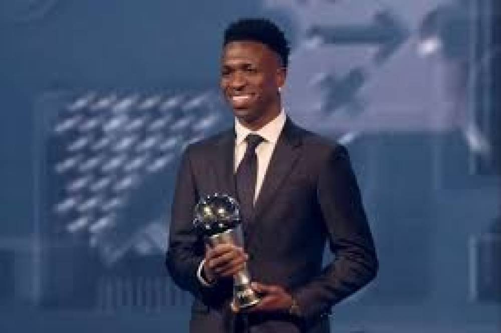 فينيسيوس يتوج بجائزة أفضل لاعب بالعالم في الدوحة