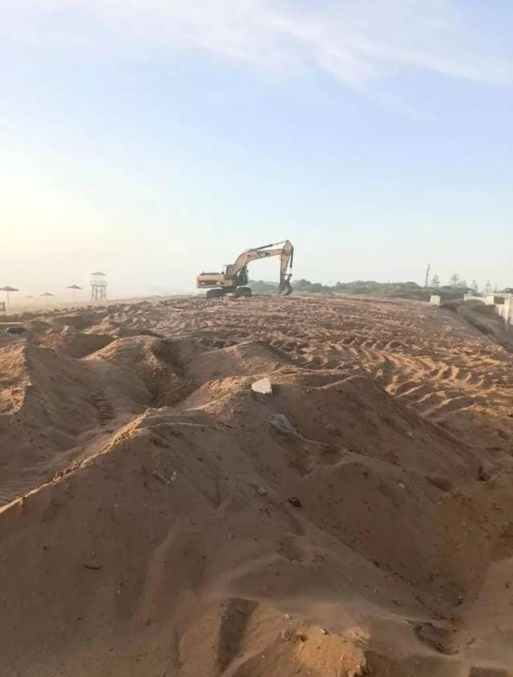 نقل رمال شاطئ الوليدية يثير الجدل.. تساؤلات حول قانونية الأشغال