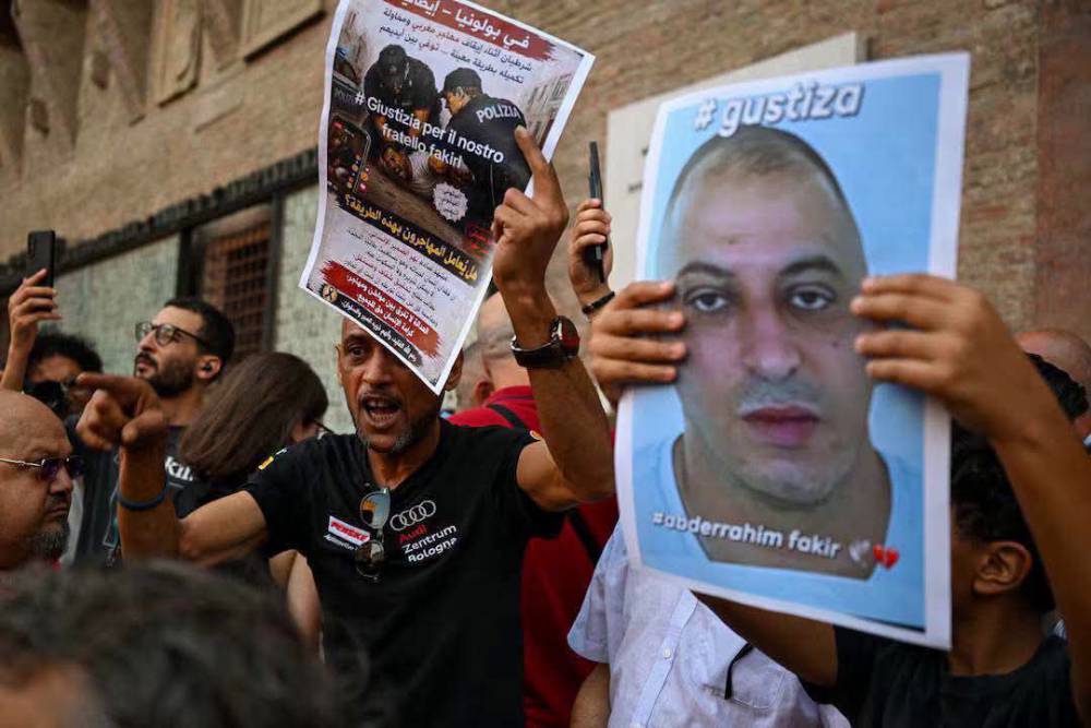 تصاعد الغضب في إيطاليا بعد وفاة مهاجر مغربي خلال تدخل أمني