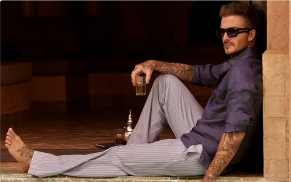 مراكش.. بيكهام في جلسة تصوير ساحرة حاملا كأس شاي مغربي