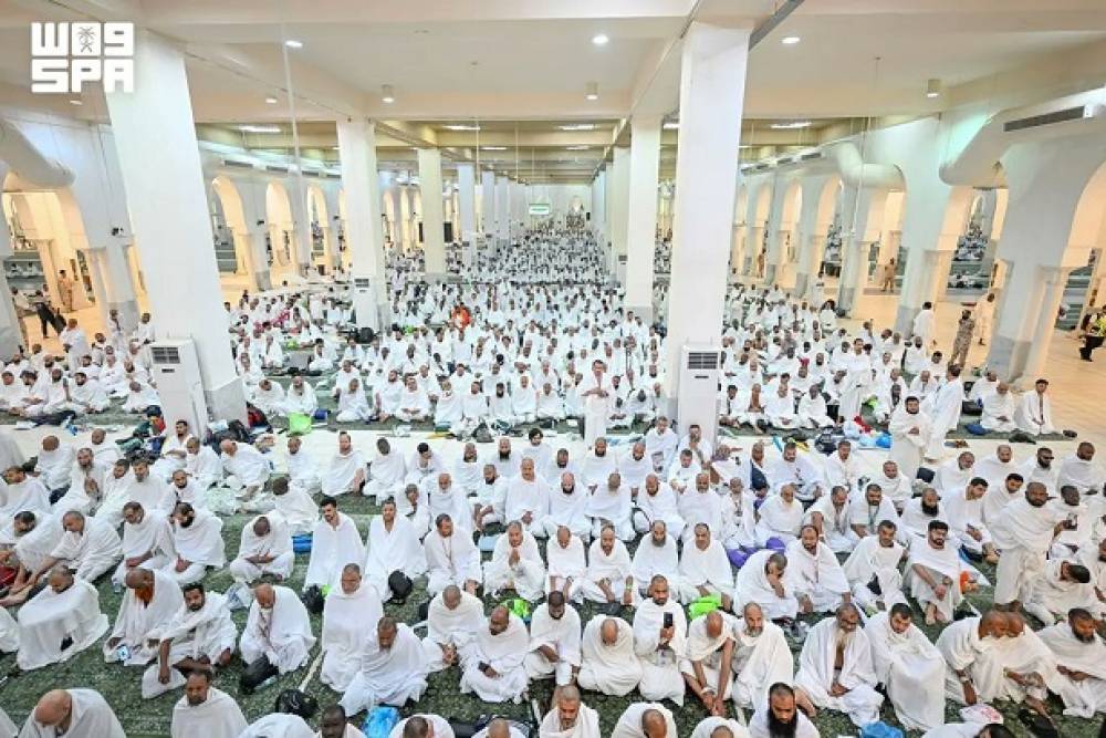 توافد حجاج بيت الله الحرام إلى مسجد نمرة بعرفات وسط أجواء إيمانية وتنظيم محكم