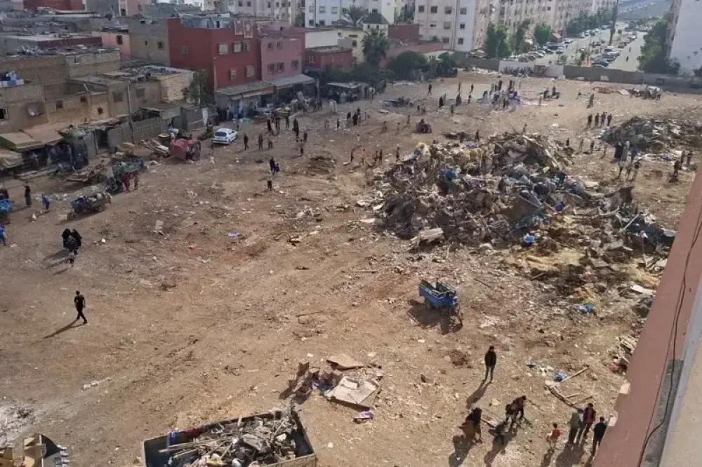 السلطات تهدم أشهر سوق عشوائي ب